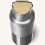 A close up of the Klean Kanteen 16oz reusable stainless steel reflect insulated bottle available at Babipur showing the bamboo detail on top of the loop cap. 