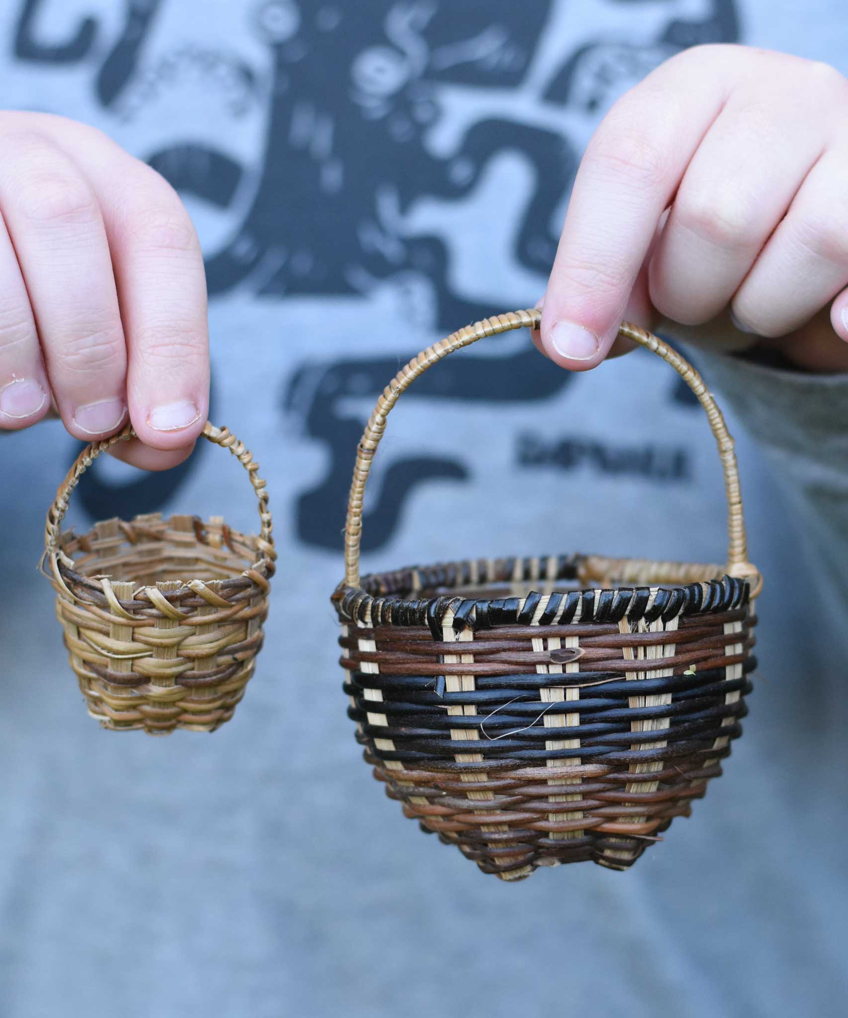 A child holding the small and large Kraul baskets next to each other. Perfect for small world play or as additional parts fro the Kraul kits. 