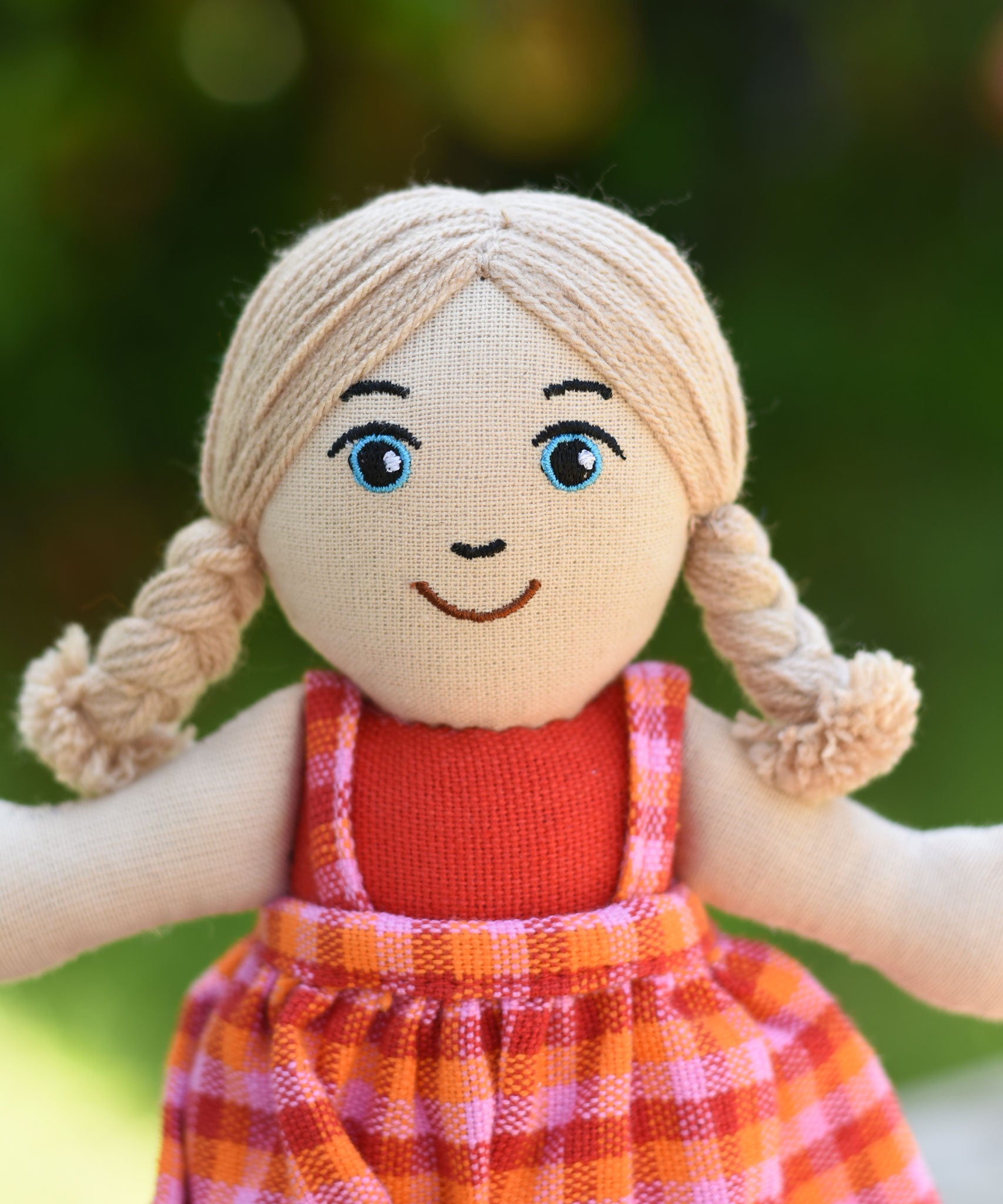 A close up of the Lanka Kade Girl Dolls face. The doll has white skin and Blonde Hair with blue eyes.
