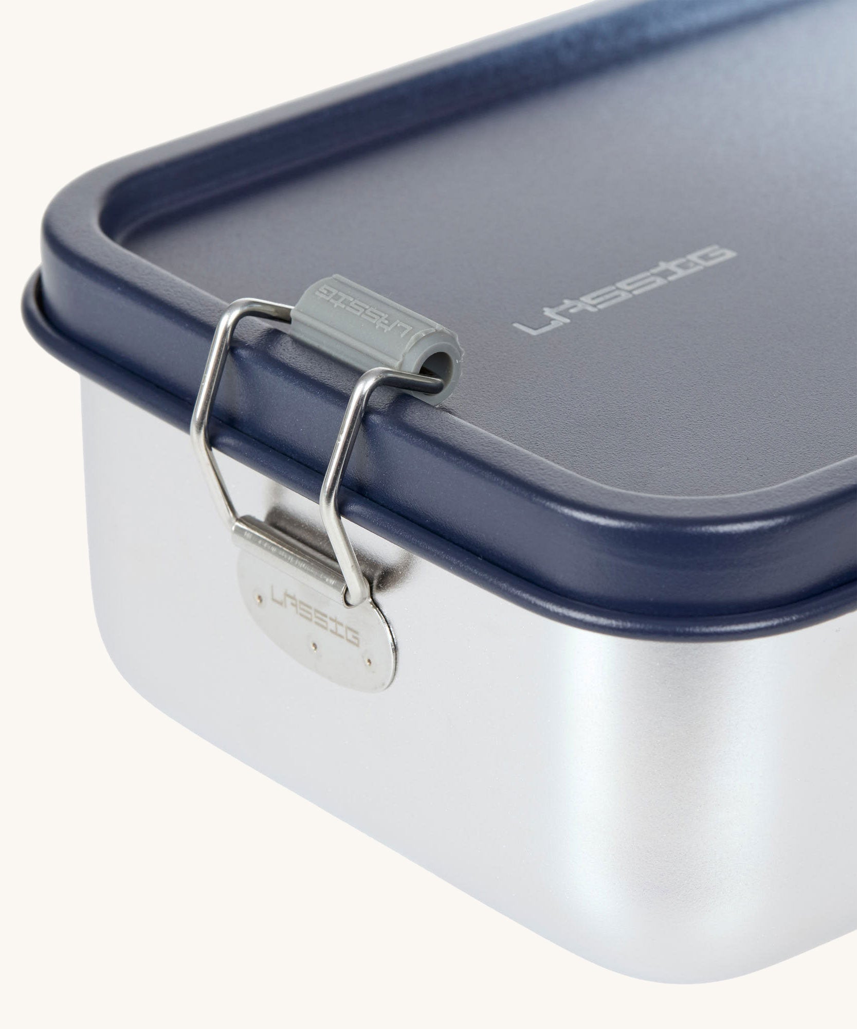 The clap closure on the Lassig Stainless Steel Lunchbox with a Unique Dark Blue lid. This lunch box has a removable divider. 