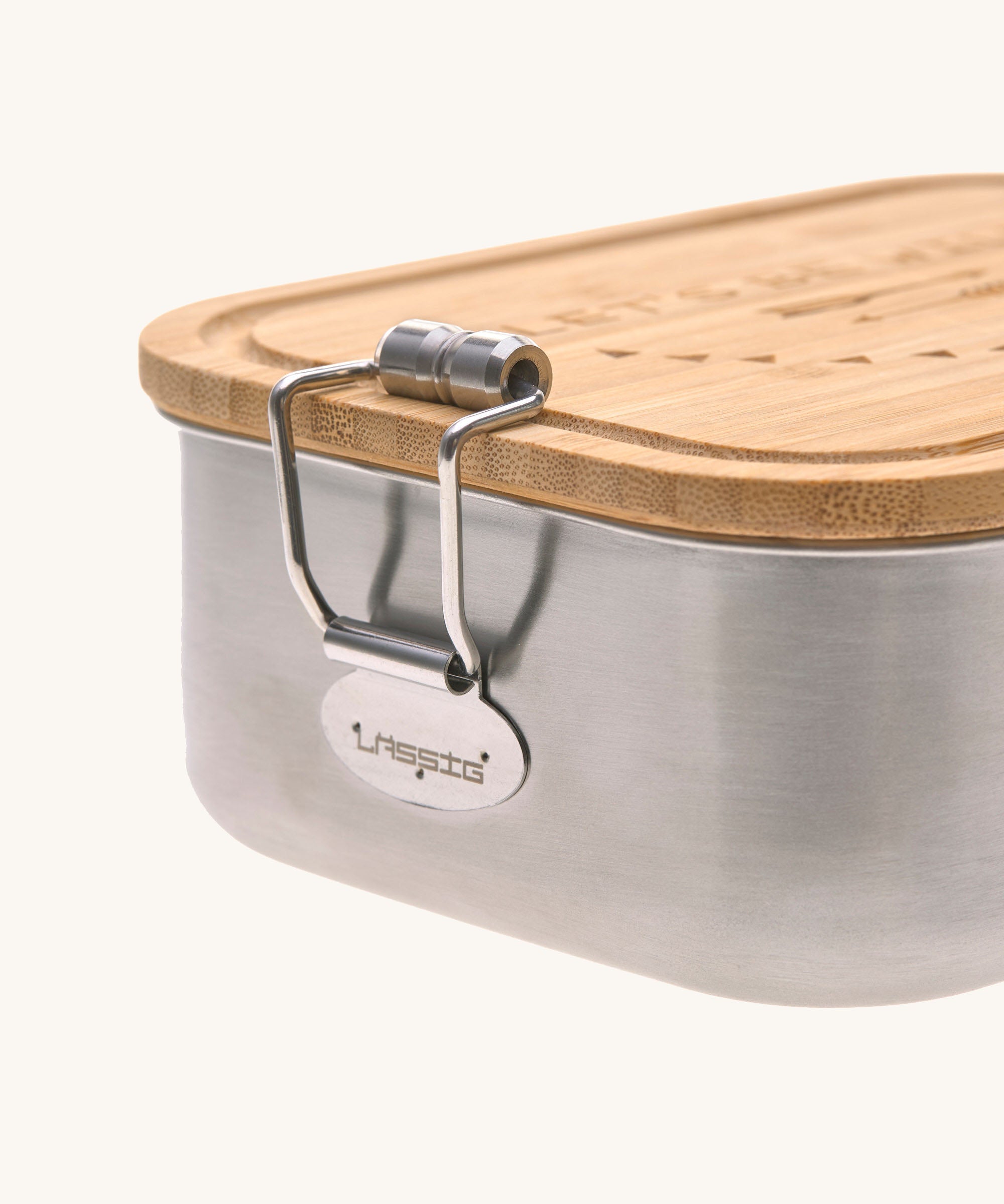 A close up of the clamp latch closure on the Lassig Stainless Steel Bamboo Lunchbox with a Garden Explorer design. This stainless steel lunchbox is part of a wide range of reusable food containers available at Babipur. 