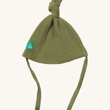 Little Green Radicals chive tie hat available at Babipur. A GOTS organic cotton hat in green with a knot on the top. Features a small brand patch on the brim and matching green ties for a secure fit.