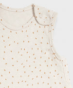 A close up of the popper closure on the shoulder of the Little Green Sheep Organic Baby Sleeping Bag 1.0 Tog in Linen Rice print