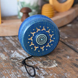 Mader burlesk wooden yoyo in blue placed on a wooden surface in the Babipur playroom. 
