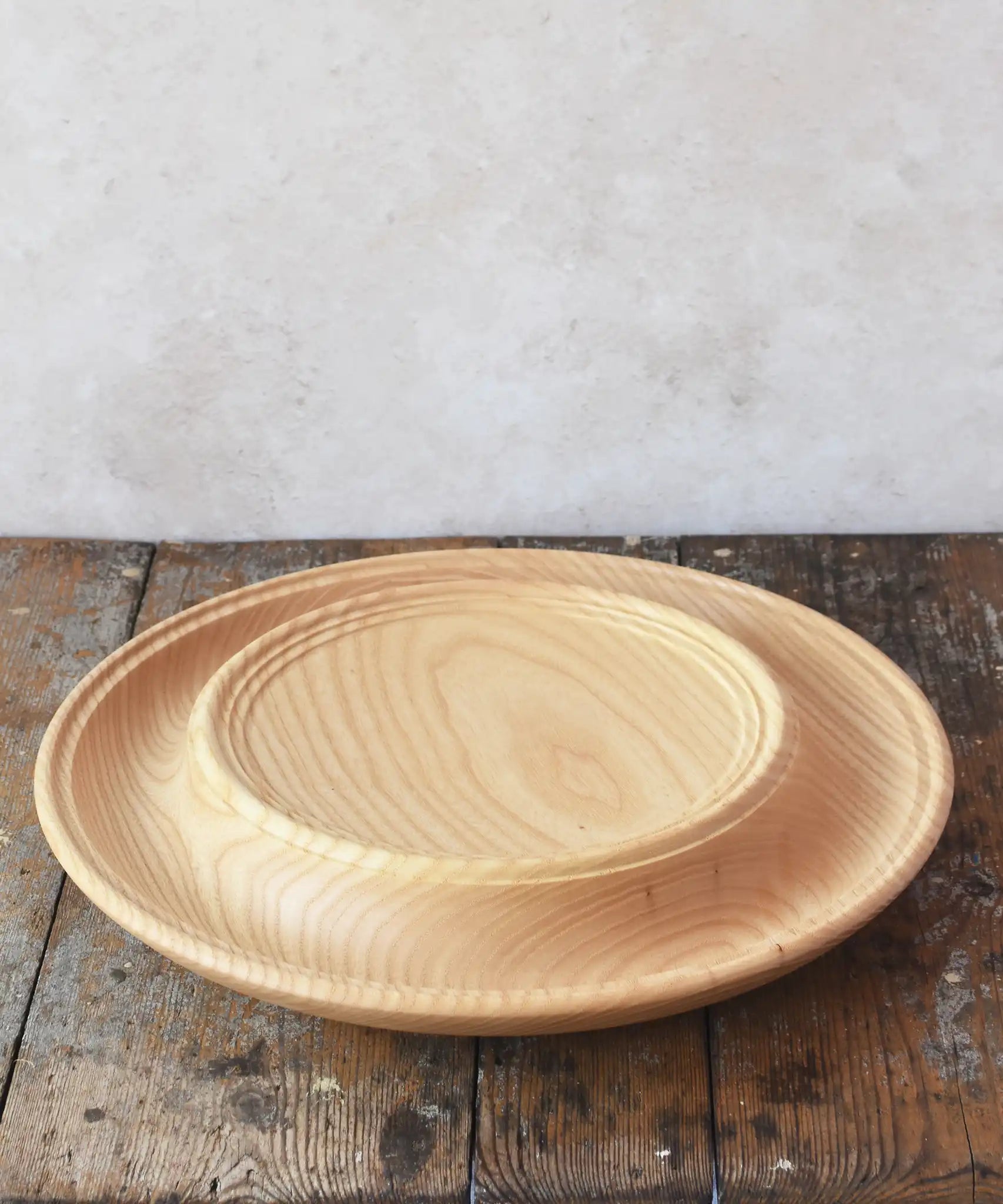 Mader Kreiselmanufaktur 40cm Rondell Ash Wood Spinning Plate placed on a wooden surface in the Babipur playroom.