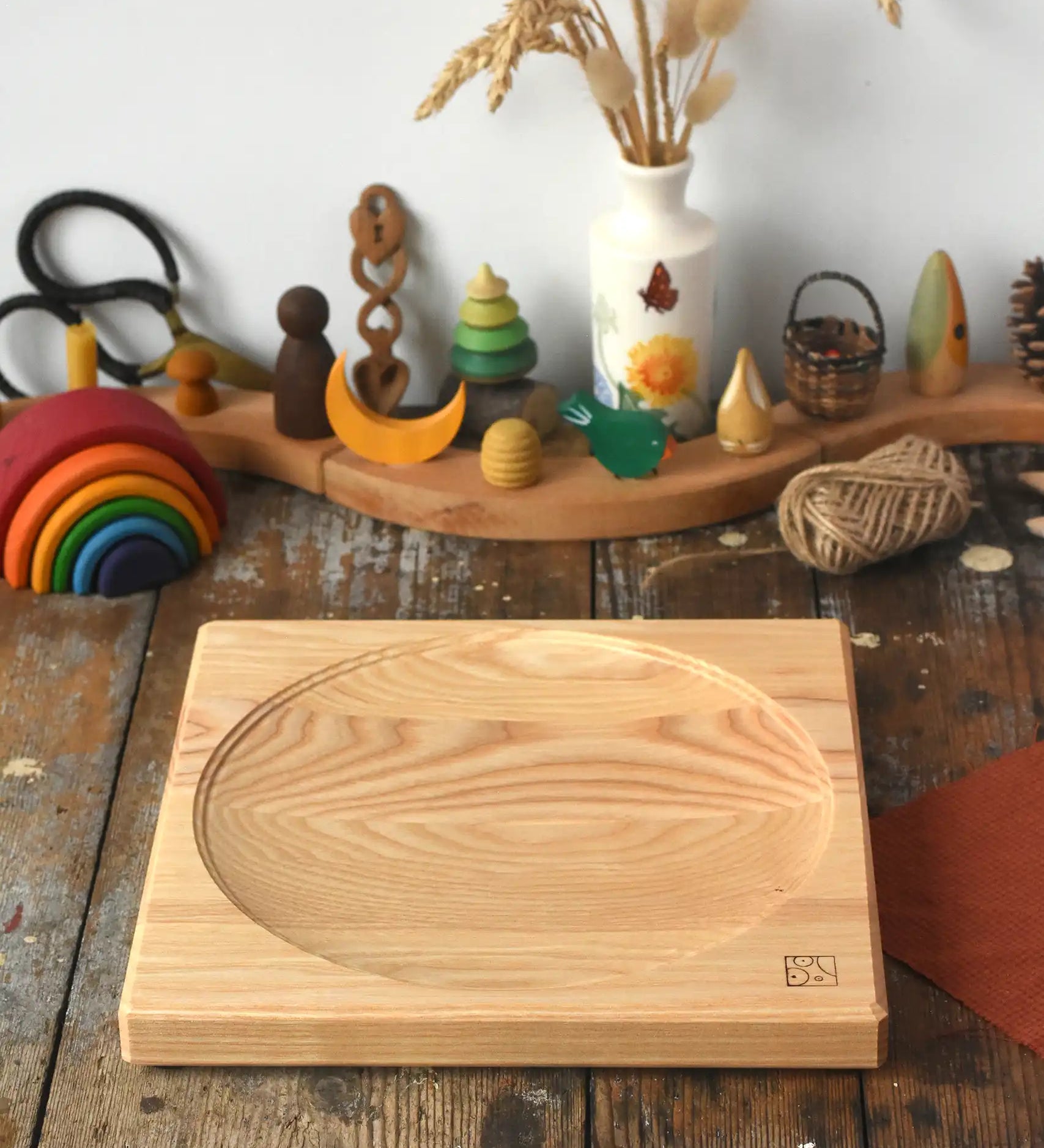 Mader Kreiselmanufaktur Large 25cm ash Spinning Plate placed on a wooden surface in the Babipur playroom.