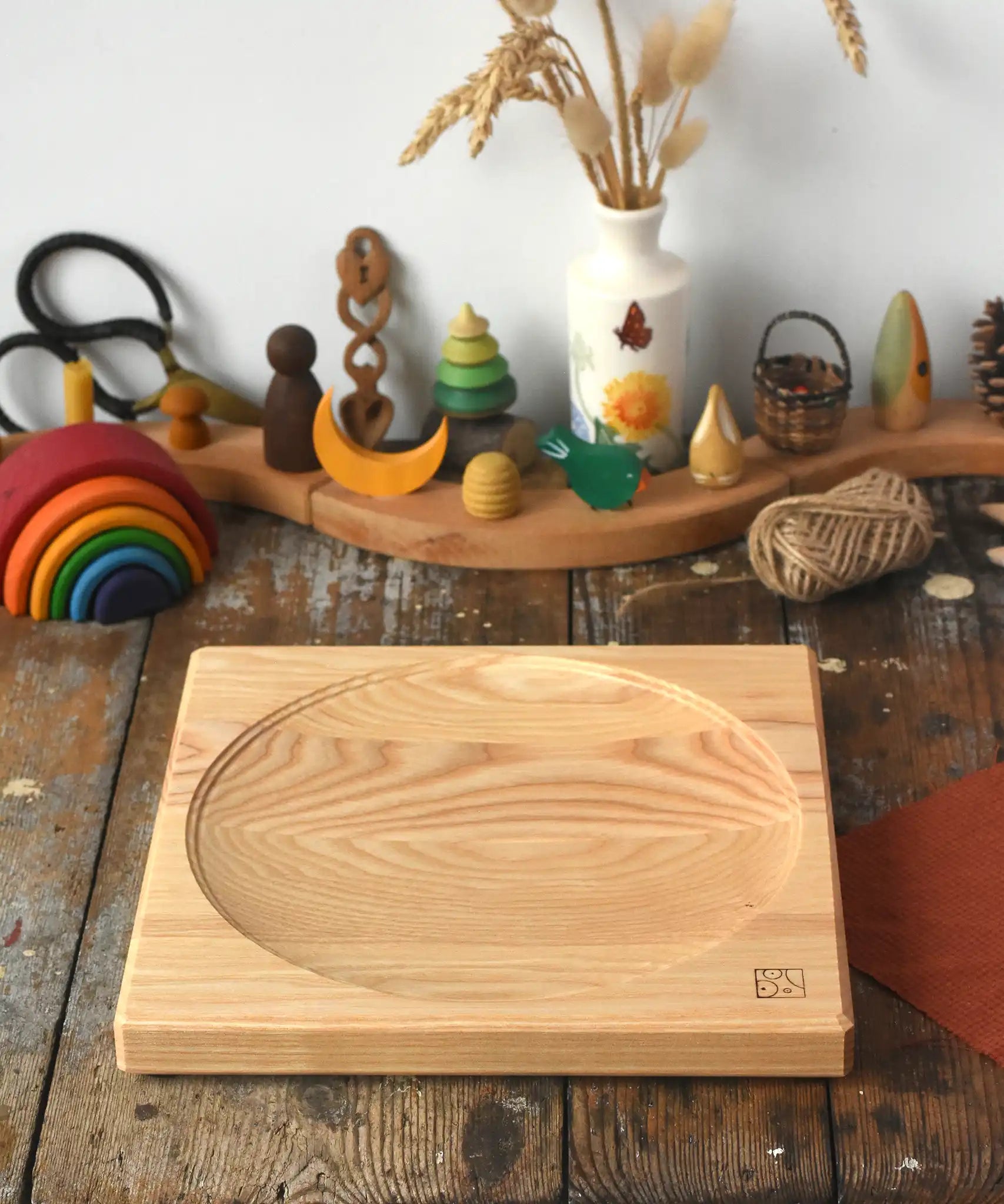 Mader Kreiselmanufaktur Large 25cm ash Spinning Plate placed on a wooden surface in the Babipur playroom.