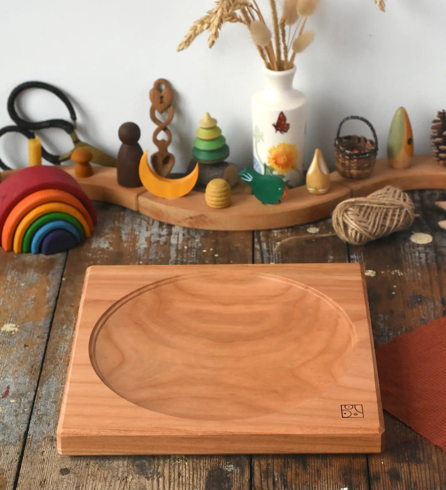 Mader Kreiselmanufaktur Large 25cm Cherry wood Spinning Plate placed on a wooden surface in the Babipur playroom.