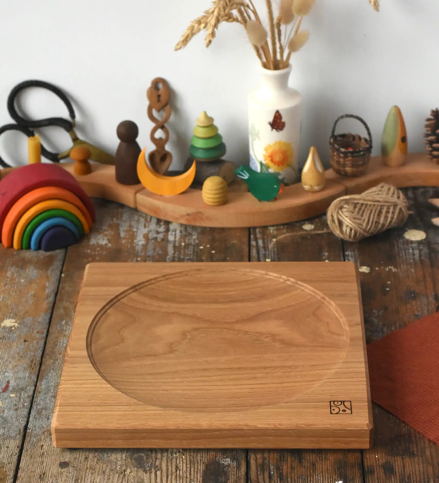 Mader Kreiselmanufaktur 25cm Large Oak Spinning Plate placed on a wooden surface in the Babipur playroom. 