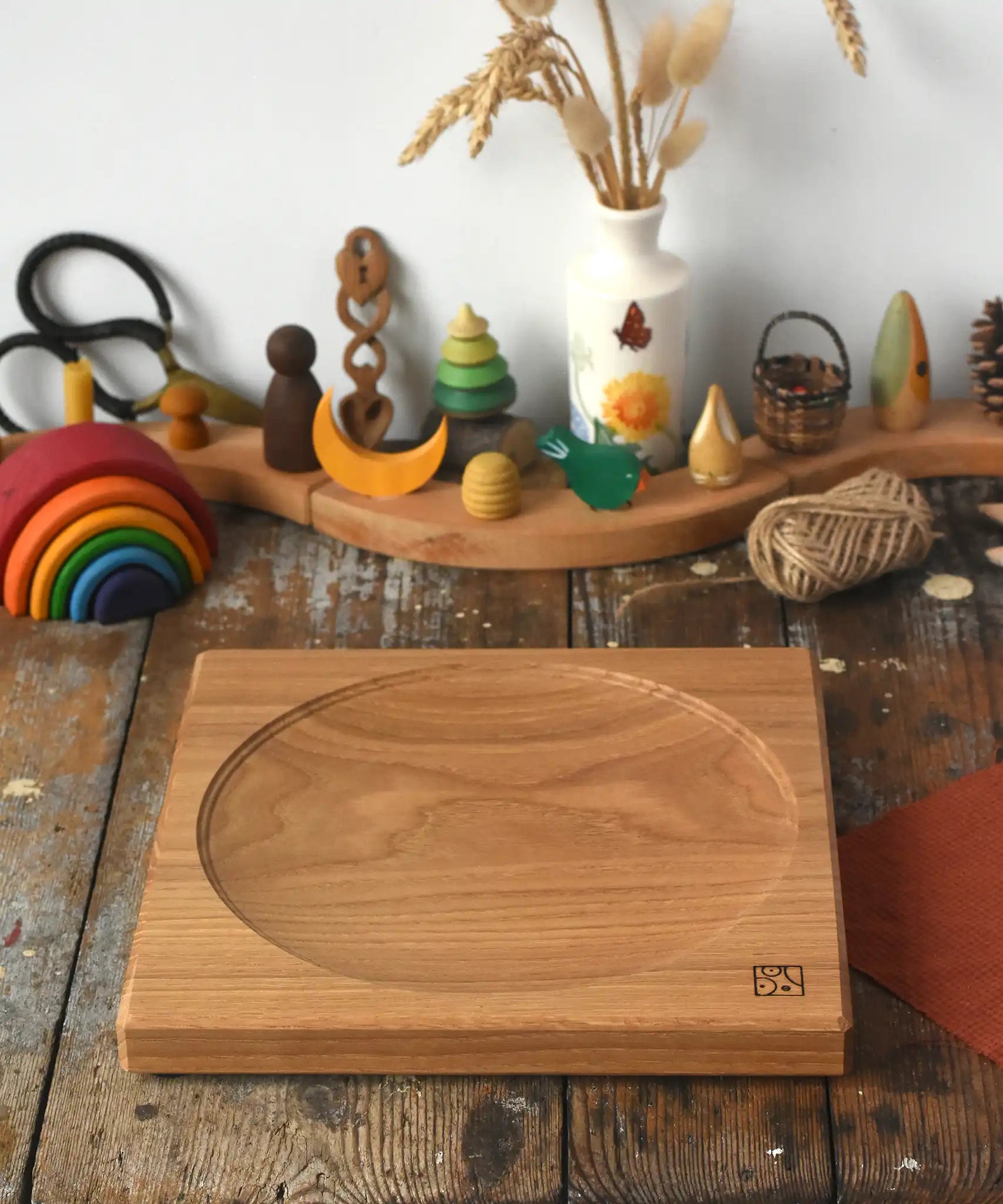Mader Kreiselmanufaktur 25cm Large Oak Spinning Plate placed on a wooden surface in the Babipur playroom. 