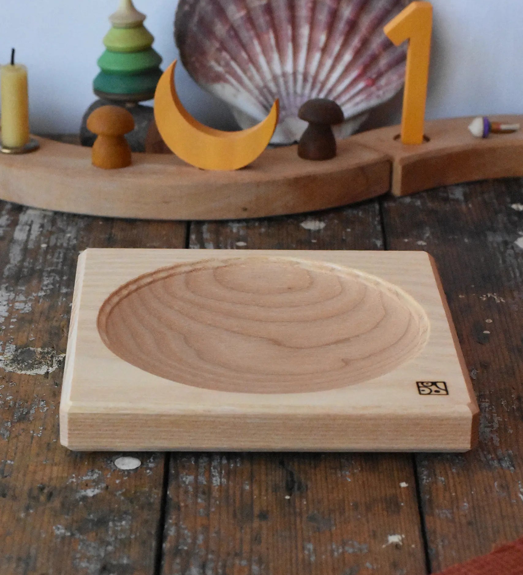 Mader ash medium wooden spinning plate 15cm placed on a wooden surface in the Babipur playroom.