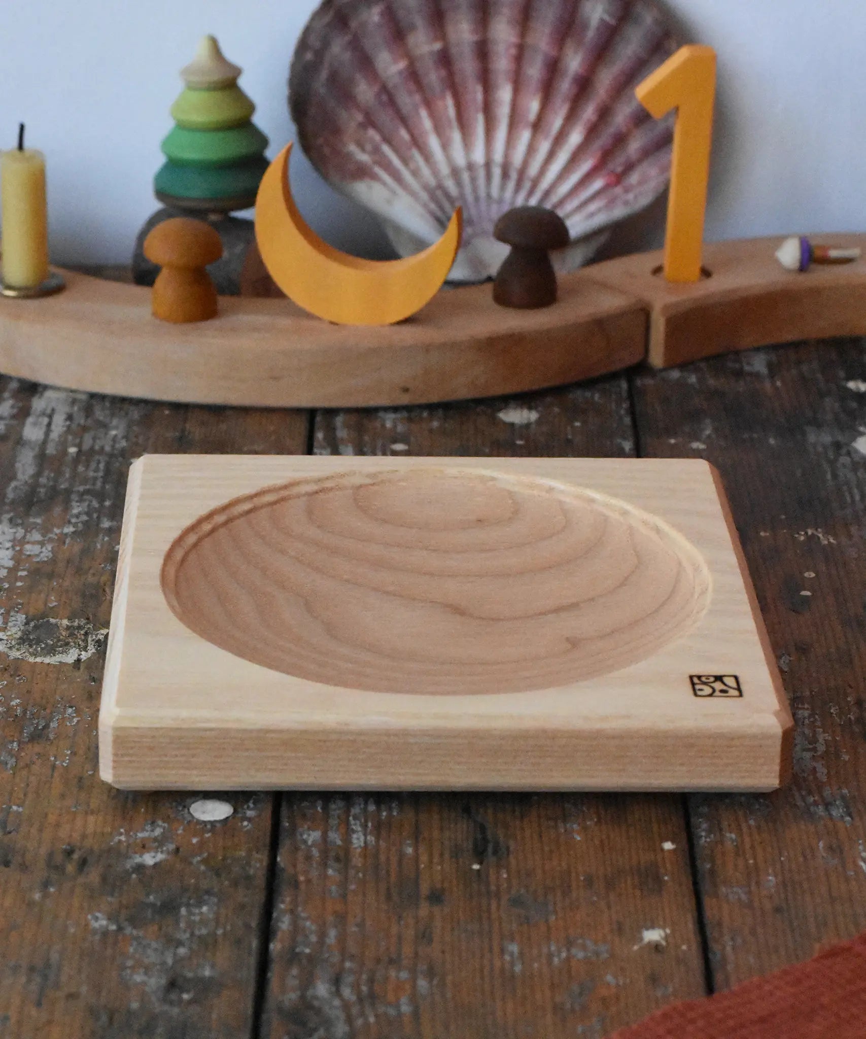 Mader ash medium wooden spinning plate 15cm placed on a wooden surface in the Babipur playroom.