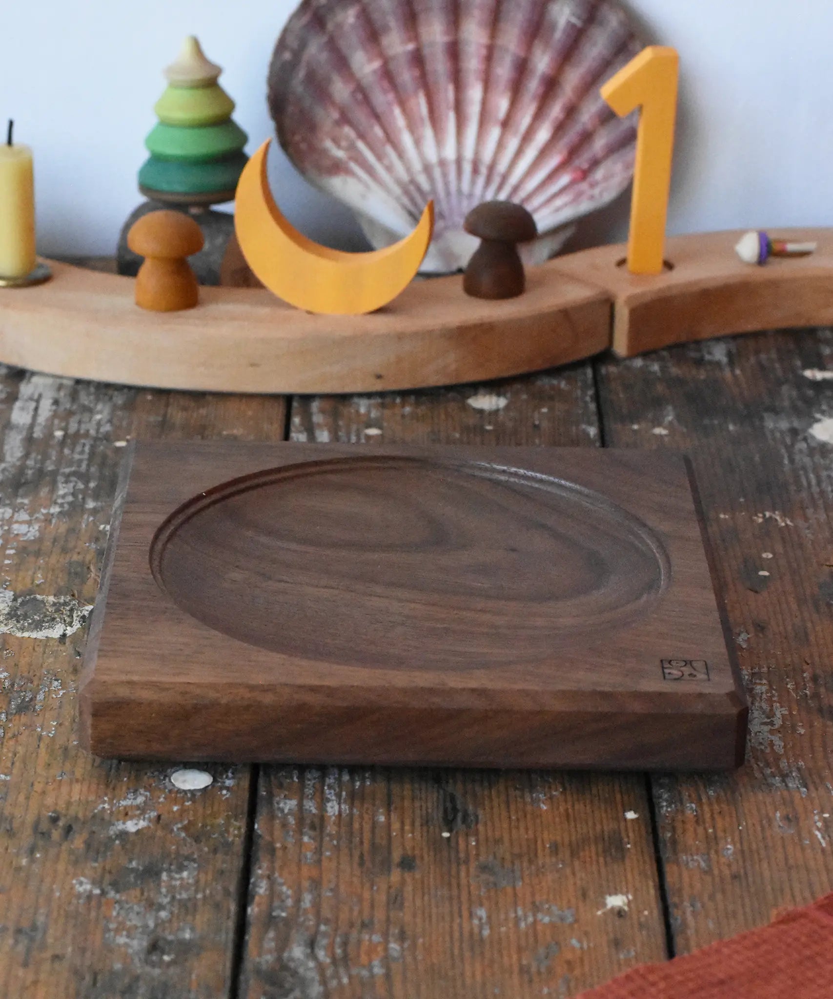 Mader walnut medium wooden spinning plate 15cm placed on a wooden surface in the Babipur playroom.