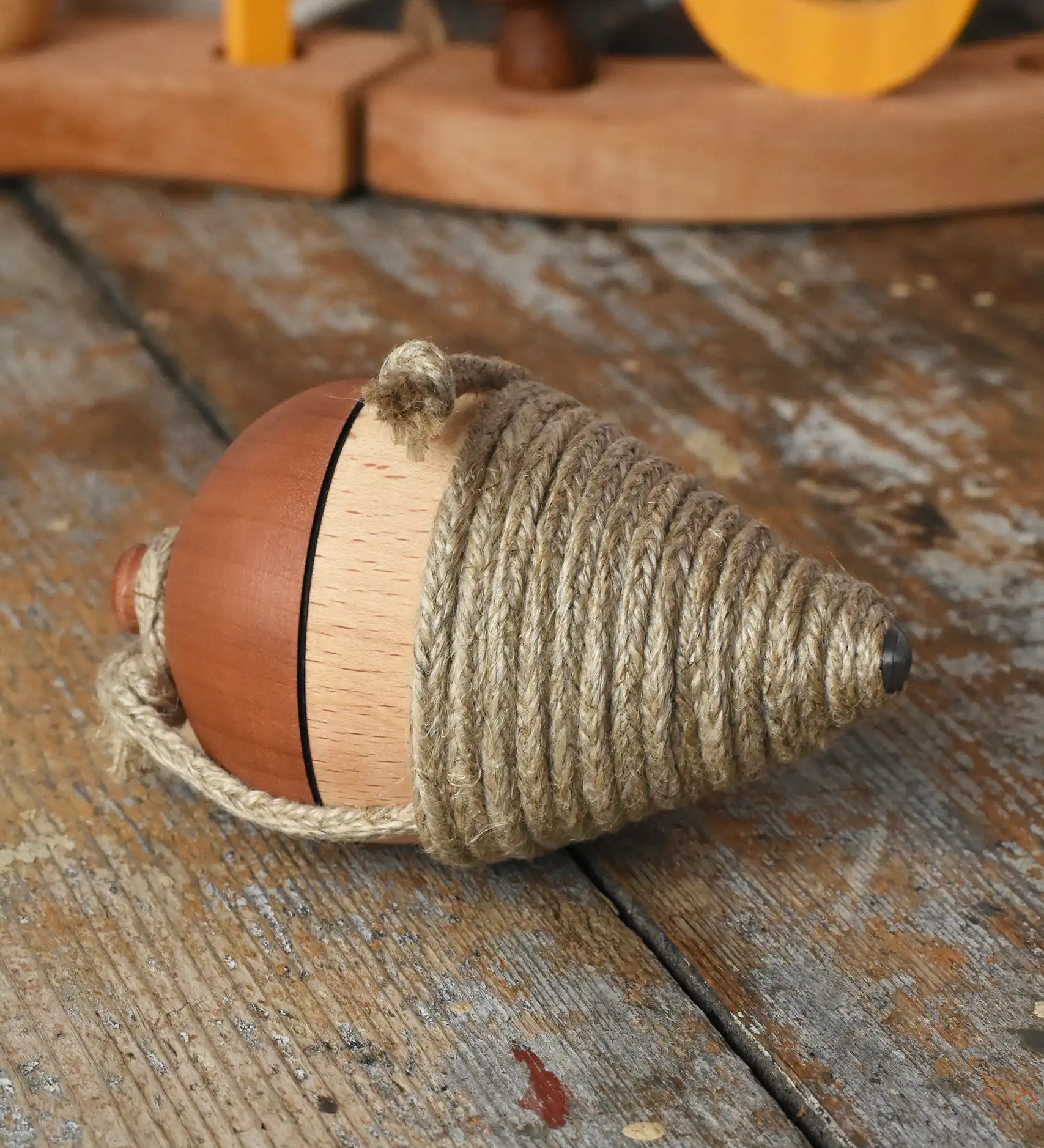 Mader natural profi throw spinning top placed on a wooden surface in the Babipur playroom. 