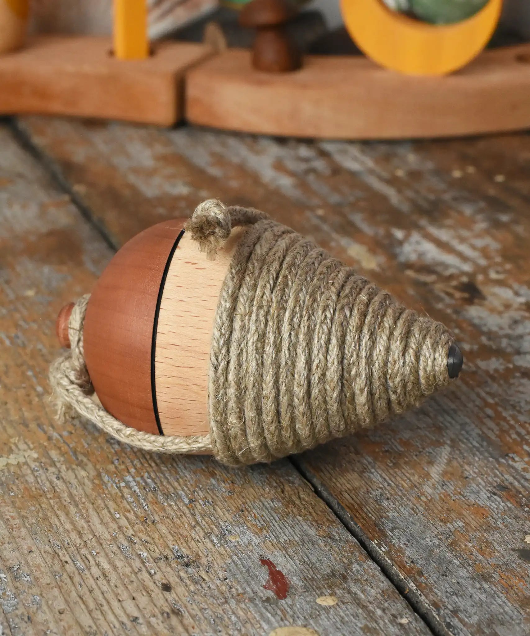 Mader natural profi throw spinning top placed on a wooden surface in the Babipur playroom. 