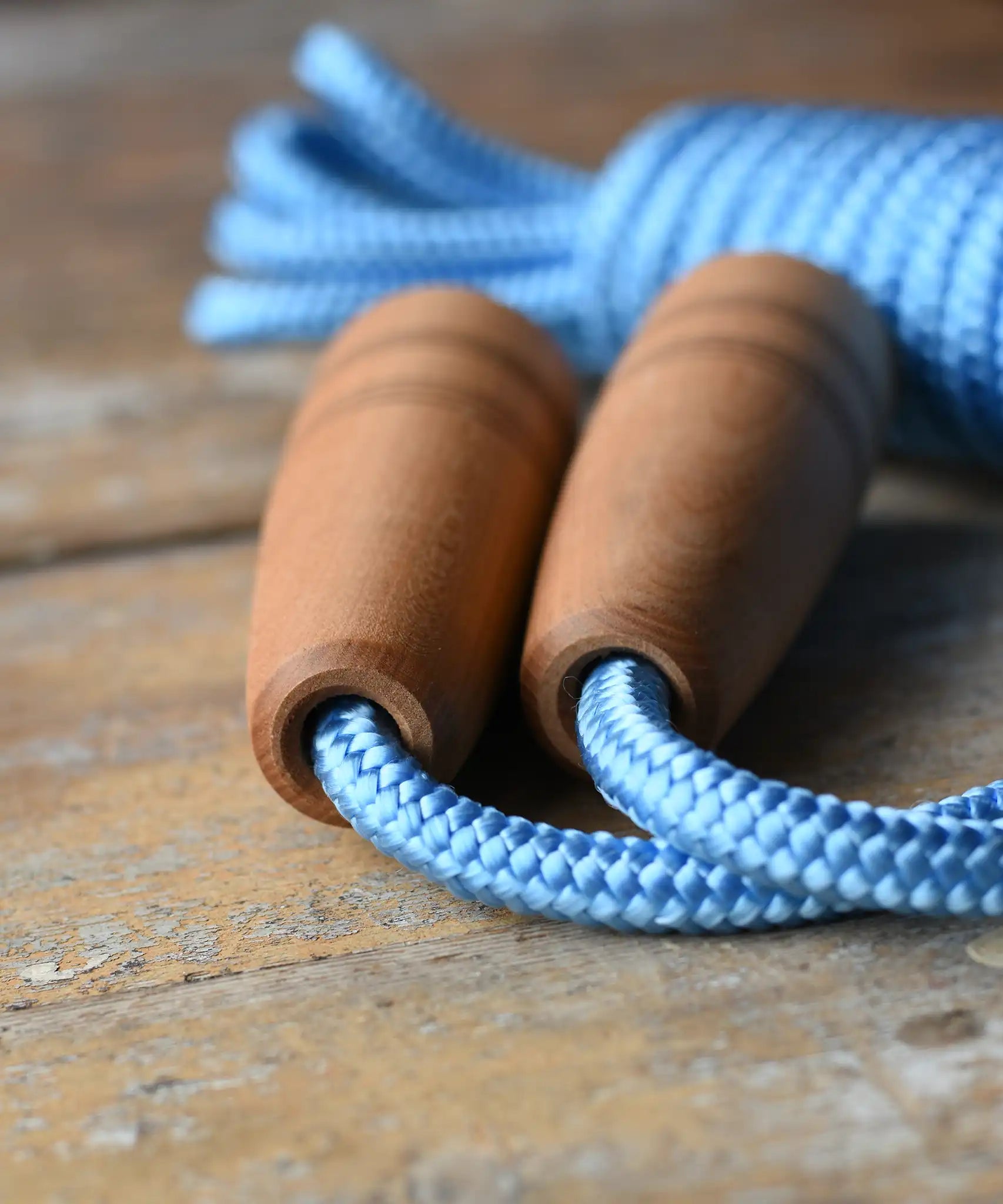 Close up of the top of the handles on the Mader Kreiselmanufaktur Children's Skipping Rope Natural Handles 5m length.