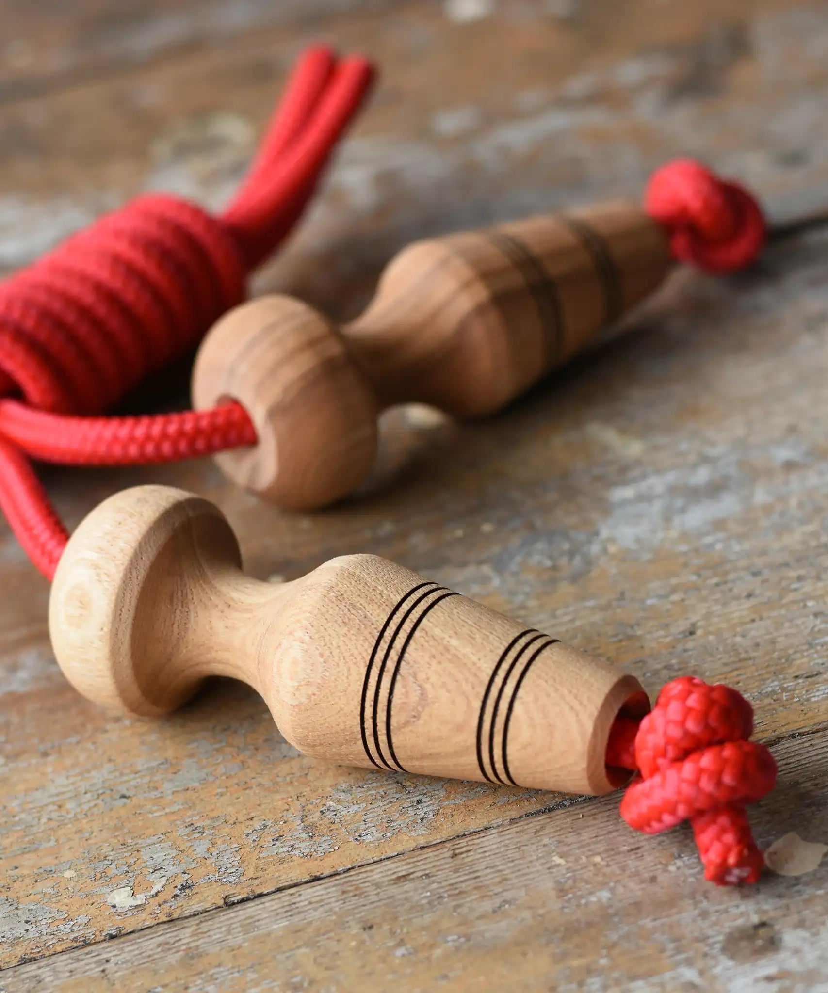 Mader Kreiselmanufaktur Children's Skipping Rope with Natural Handles placed on a wooden surface in the Babipur playroom. 