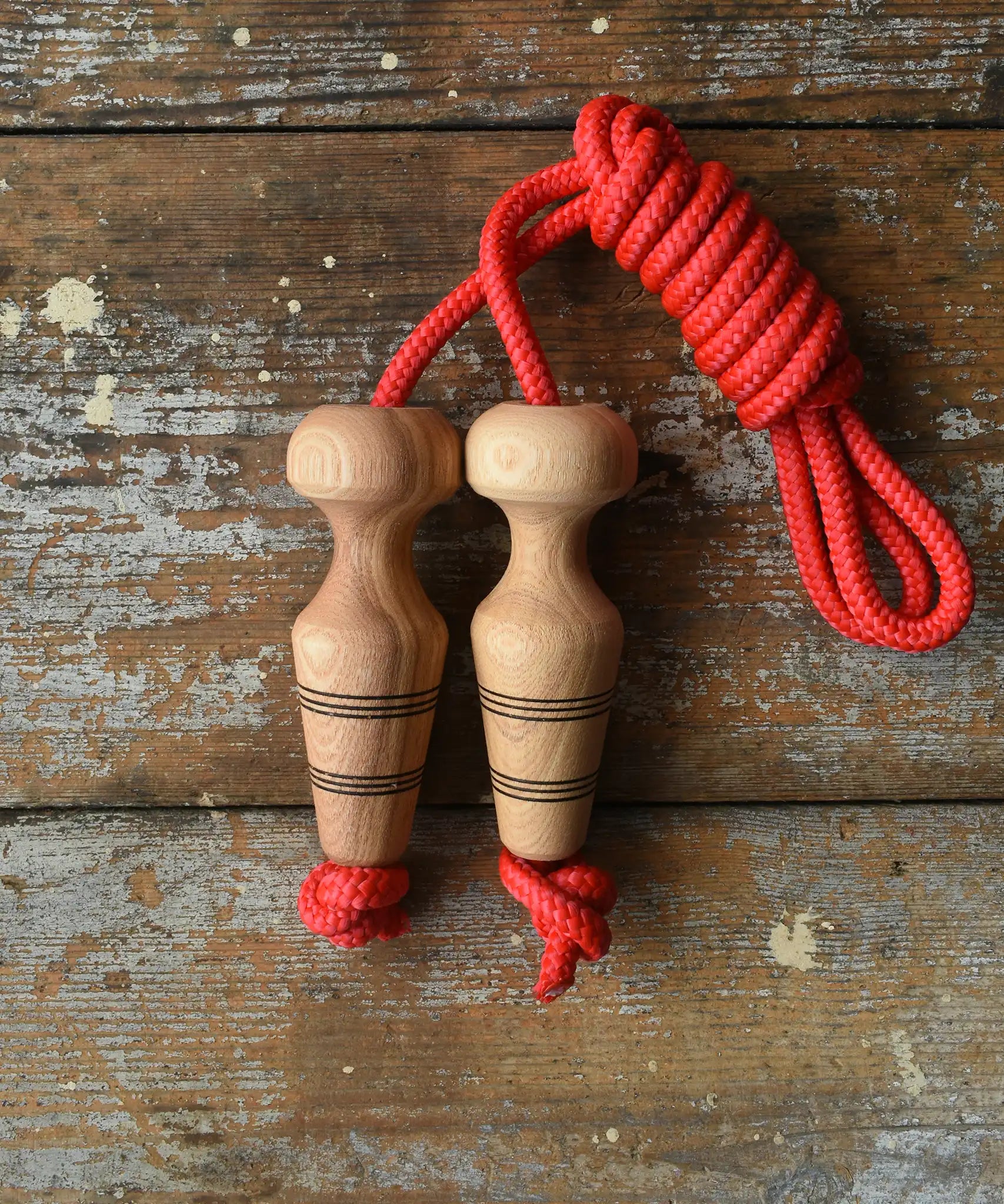Mader Kreiselmanufaktur Children's Skipping Rope with Natural Handles placed on a wooden surface in the Babipur playroom. 