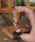 Mader Tarantella On Stage mini spinning top in an adult hand in the Babipur playroom. 