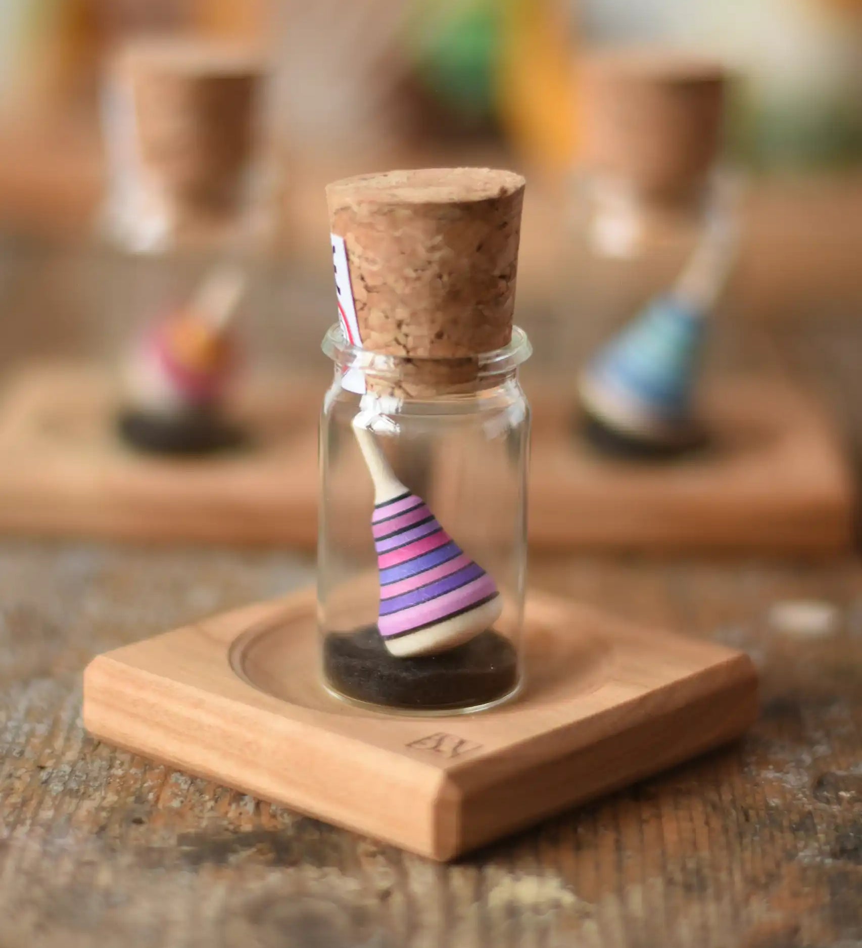 Mader Tarantella On Stage mini spinning top and plate set placed on a desk in the Babipur playroom. 