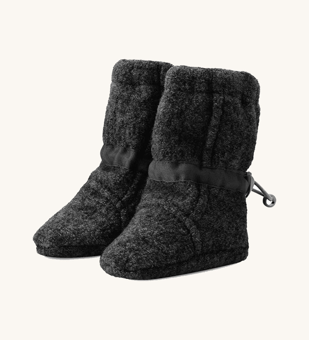 The Mamalila organic natural wool baby booties for babywearing and cold weather, in anthracite grey