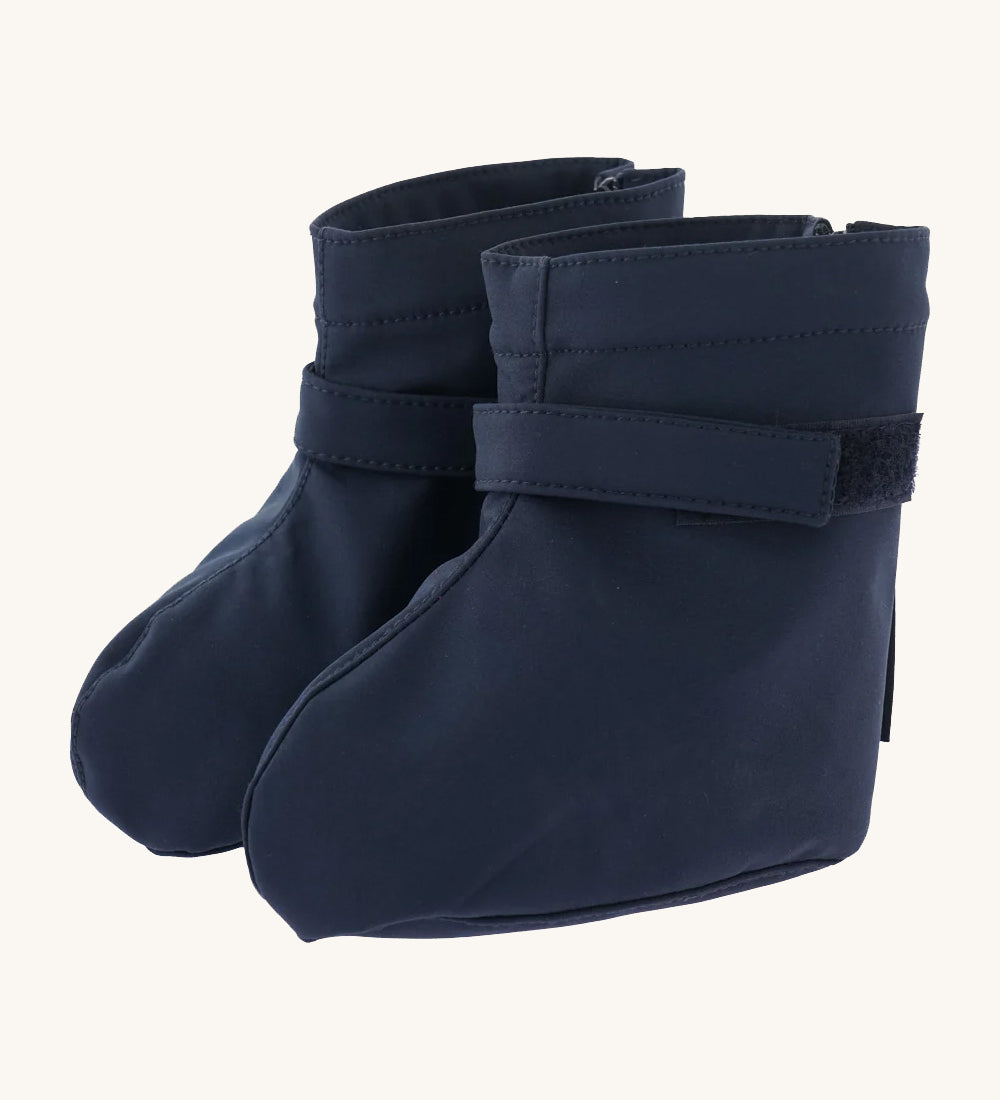 Mamalila softshell booties in navy/berry blue available at Babipur. A dark blue water resistant baby shoe with a velcro tab for a easy fit