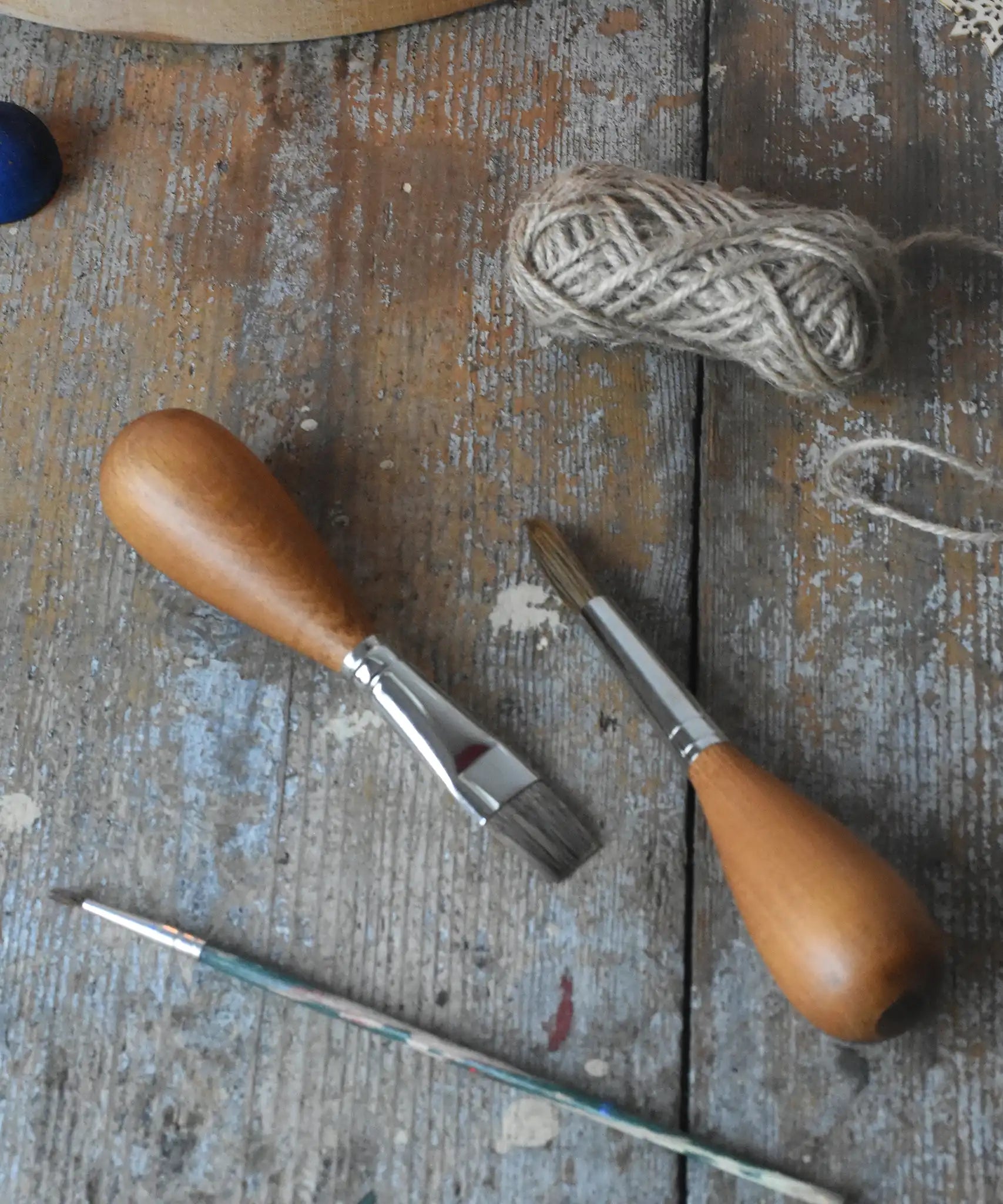 Mercurius flat head and round head  paintbrush with wooden egg shaped handle for children.