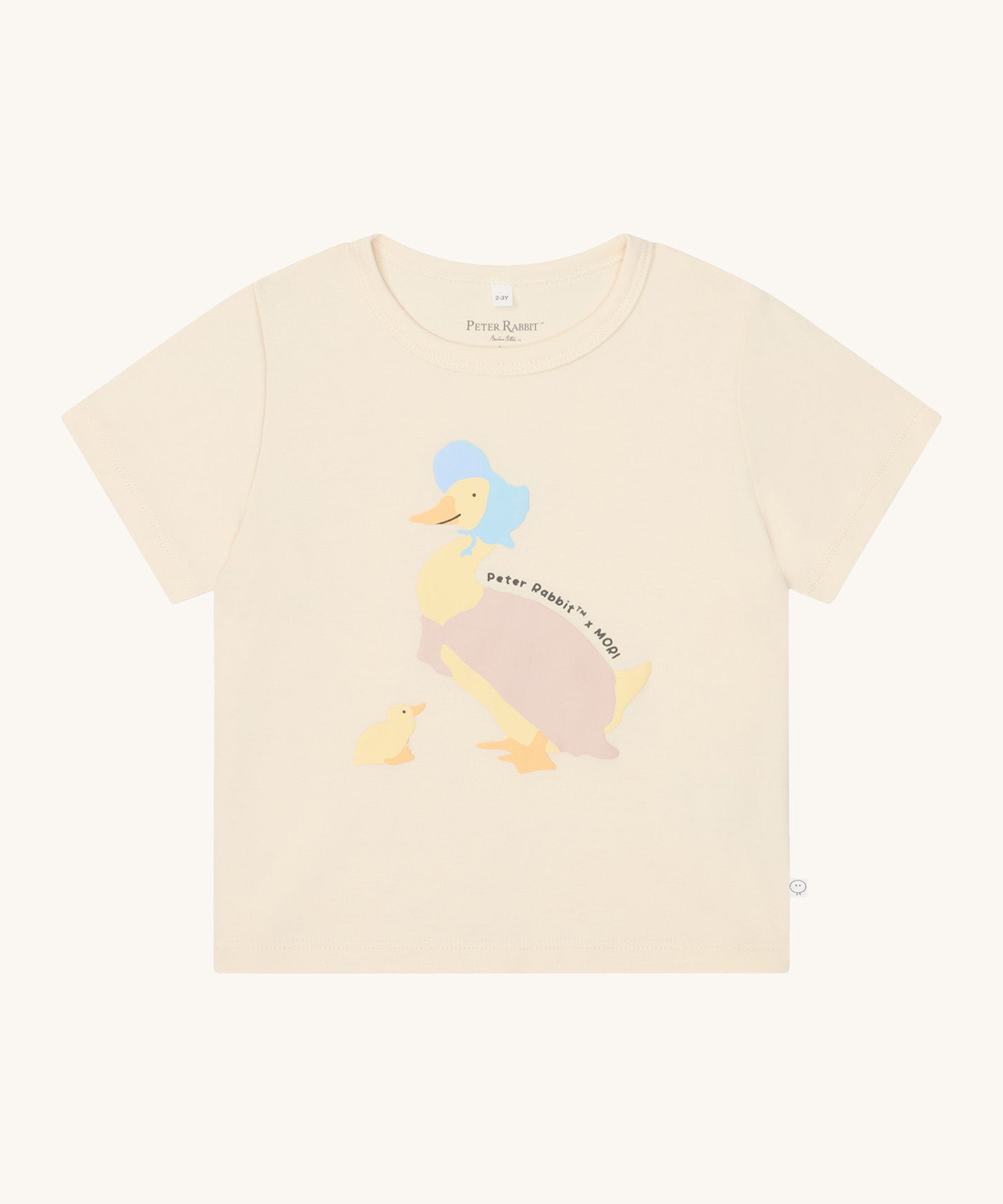 MORI Jemima duck top. GOTS organic cotton top with short sleeve in a light peach colour. Features a cute print of a mother duck wearing a blue hat standing next to a duckling 