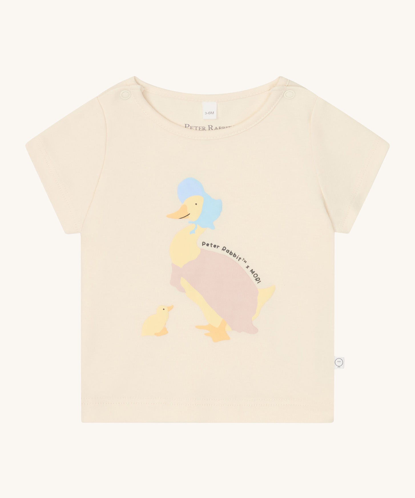 MORI Jemima duck top. GOTS organic cotton top with short sleeve in a light peach colour with poppers on the shoulders for easy fitting. Features a cute print of a mother duck wearing a blue hat standing next to a duckling 