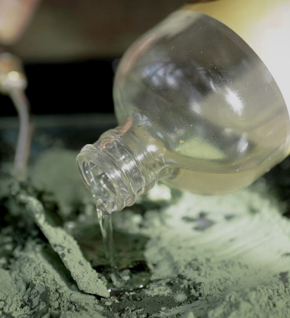 Natural Earth Paint walnut oil medium poured on green paint pigment