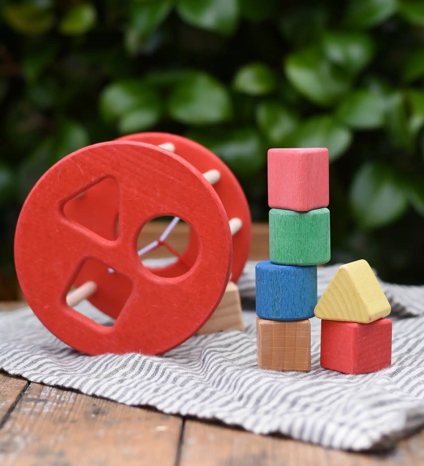 Nic BIO red rolling shape sorter wooden toy with 6 wooden blocks. 