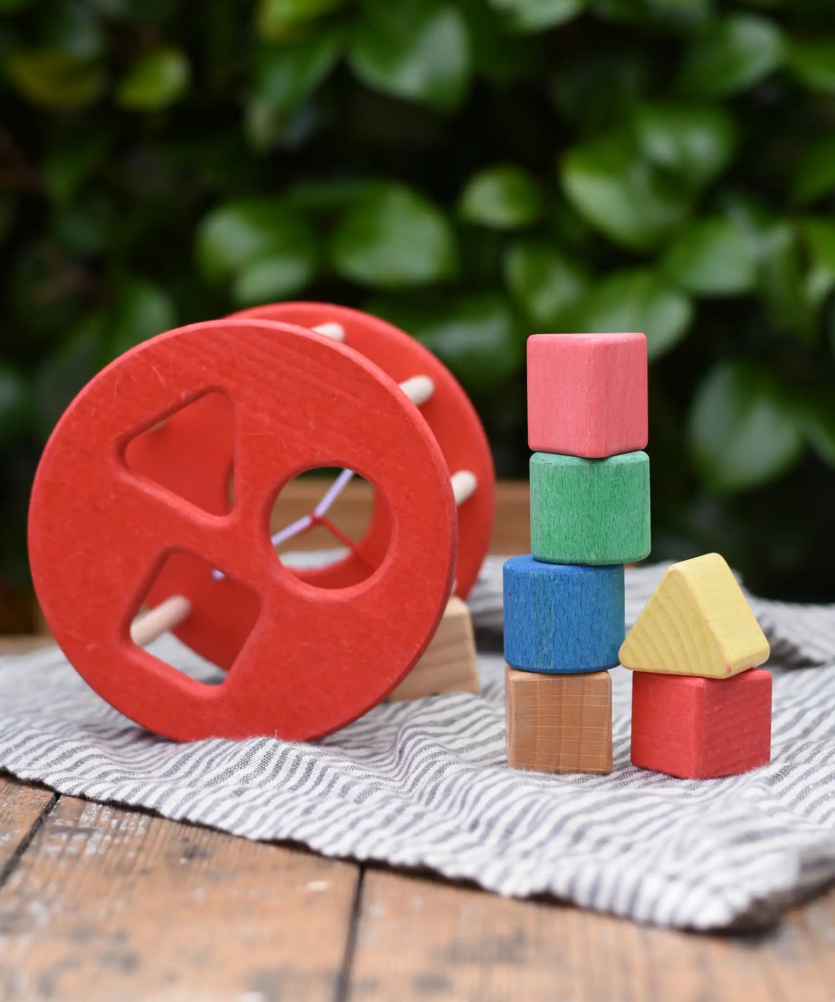 Nic BIO red rolling shape sorter wooden toy with 6 wooden blocks. 
