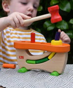 Child playing with the Nic wooden pounding bench hammering toy.