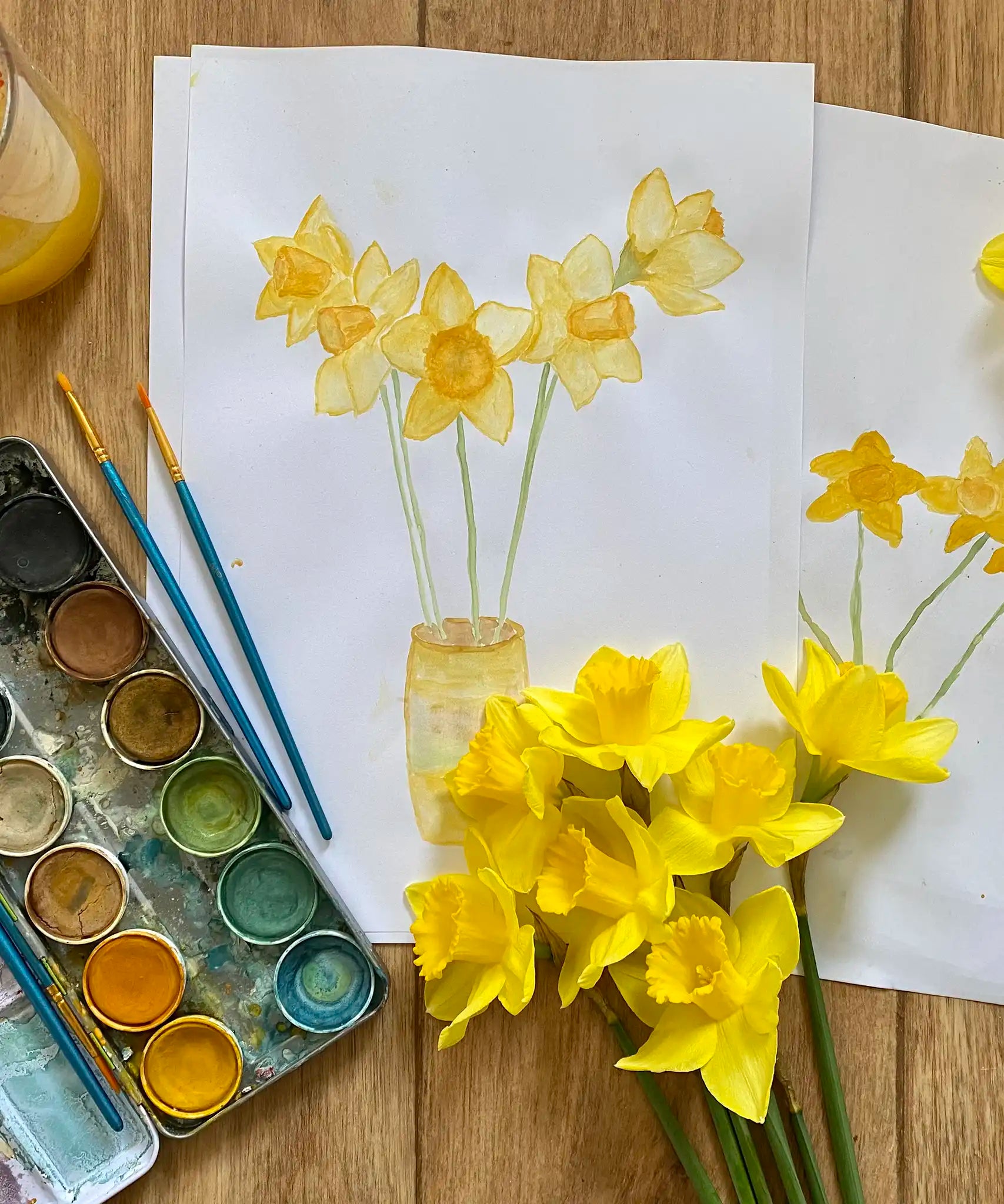 Watercolour daffodil painting created using the Okonorm 12 colour watercolour paints in a travel tin.