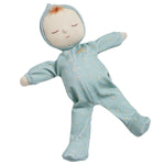 Young girl holding an Olli Ella dozy dinkum moppet ocean dozy dinkum in the ocean print carrier