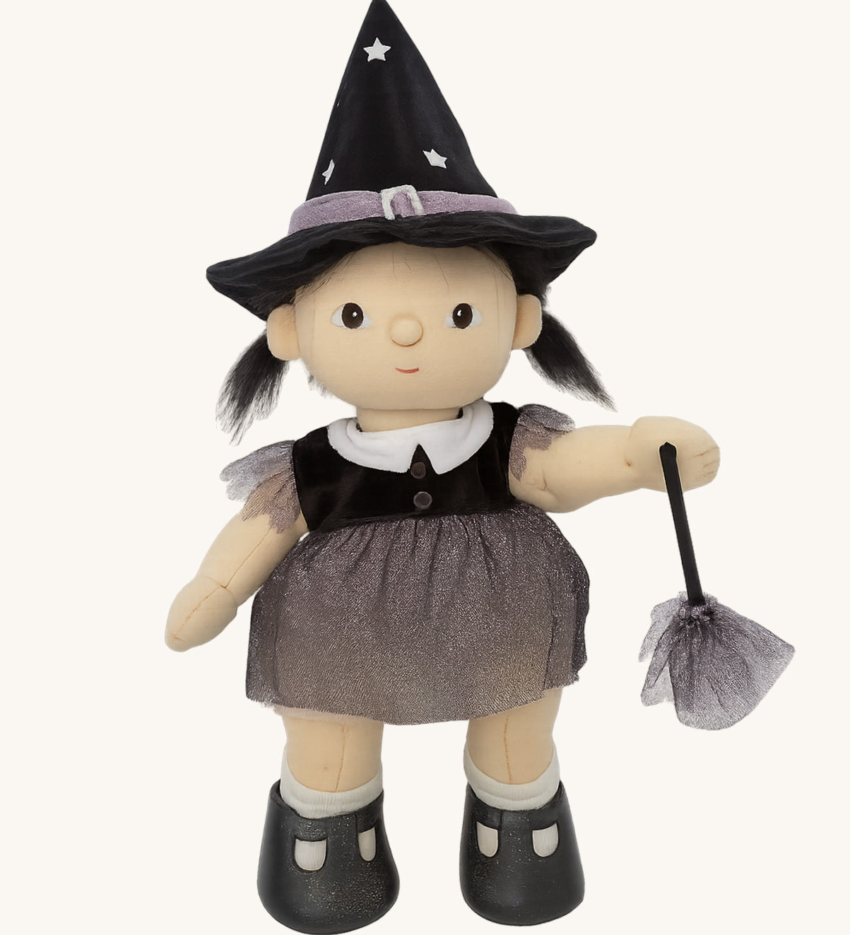 Olli Ella Wendy Witch dream Dinkum doll. A dinkum doll with a black dress, witches hat, black shoes and a magnetic broom accessory. This doll is part of Olli Ella's Halloween collection available here at Babipur.