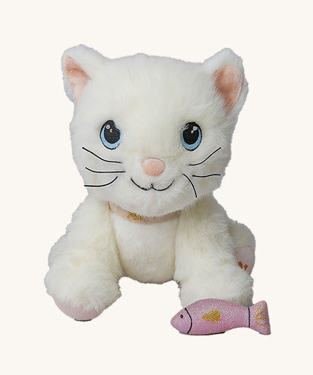 A sitting Olli Ella lux cat dinkum doll available at Babipur. This fluffy white cat has playful facial features and comes with a pink magnetic fish.
