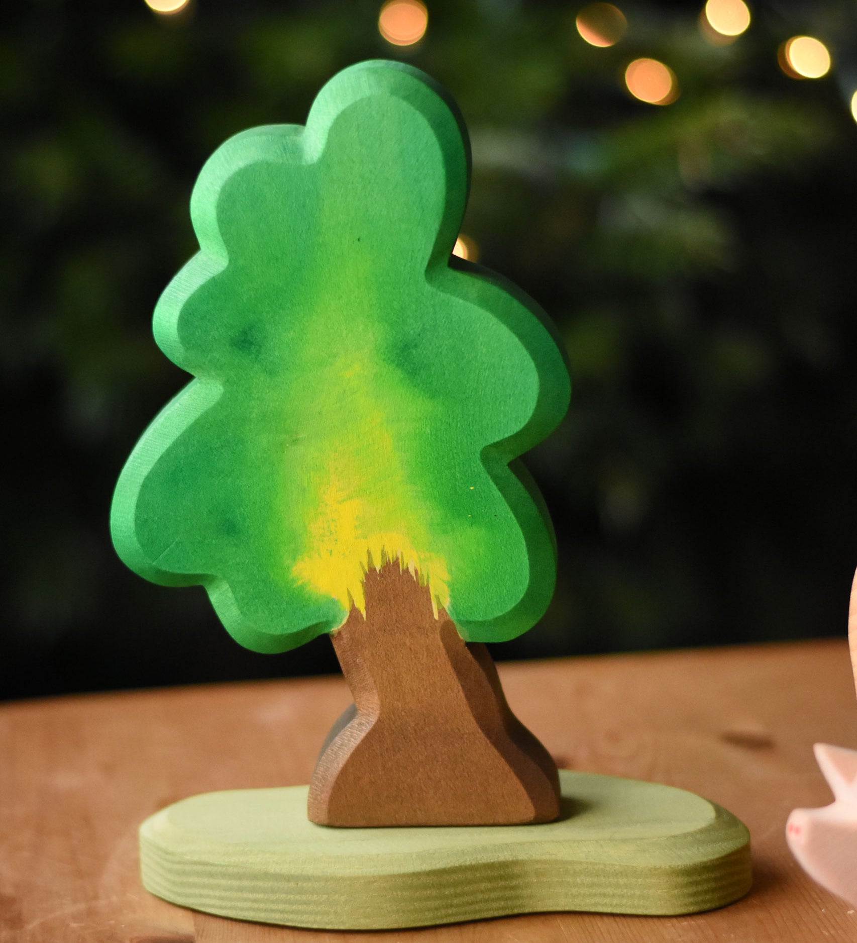 A medium Ostheimer oak tree with support placed on a wooden surface. These wooden figures are part of a wide range of expertly hand crafted wooden toys here at Babipur.