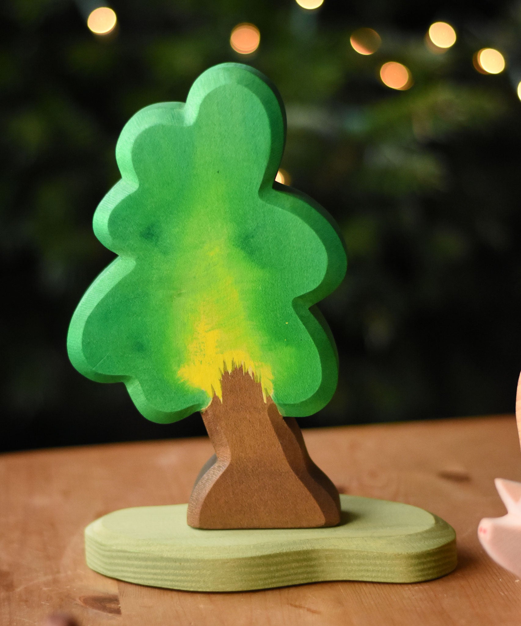 A medium Ostheimer oak tree with support placed on a wooden surface. These wooden figures are part of a wide range of expertly hand crafted wooden toys here at Babipur.