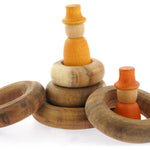 Papoose plastic-free wooden rings piled on a white background with some Grapat nins