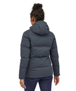 A woman wearing the Patagonia Women's Jackson Glacier Jacket in a Smolder Blue colour. The view is of the back of the jacket.