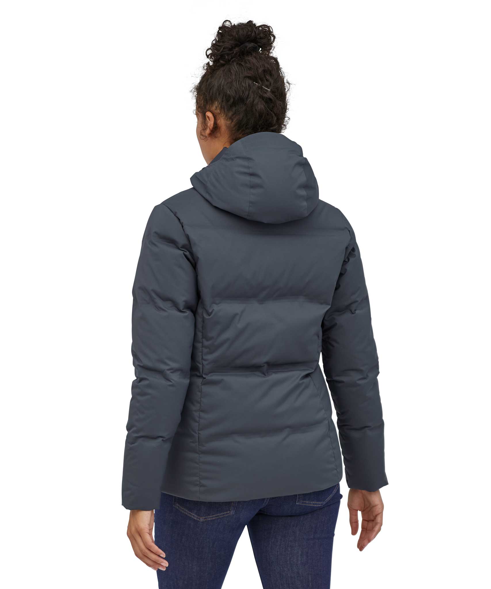 A woman wearing the Patagonia Women's Jackson Glacier Jacket in a Smolder Blue colour. The view is of the back of the jacket.