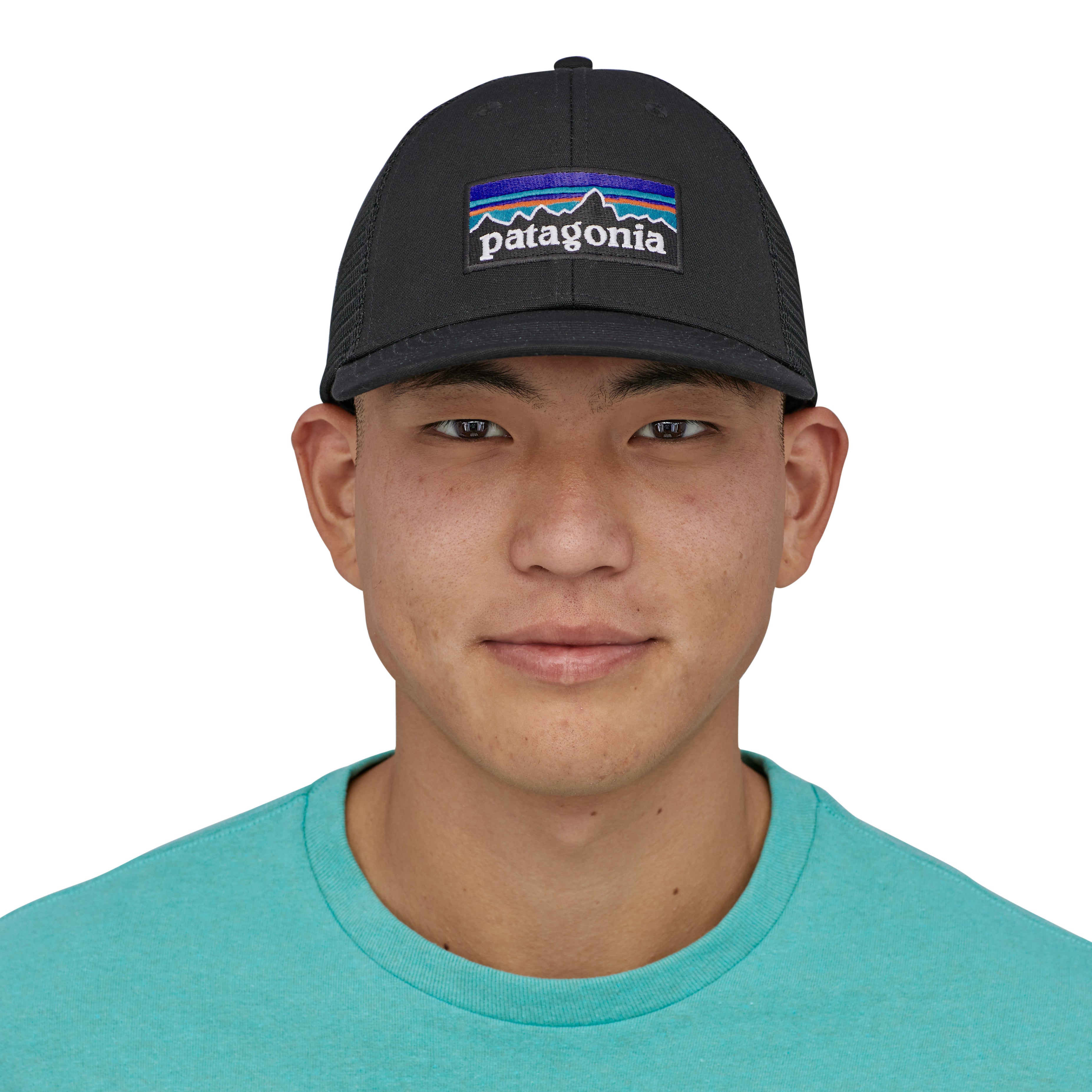 A man wearing the Patagonia black trucker logo cap available at Babipur.
