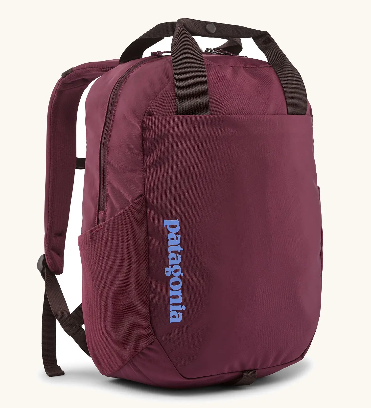 Patagonia atom tote bag backpack 20 litre in berry fig. One main zipped compartment, side bottle pockets, padded straps, chest strap and carry handles. 