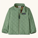 Patagonia Little Kids Nano Puff® Insulated Jacket Elwood Green, lightweight quilted baby jacket with zip and Patagonia chest logo.