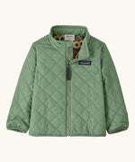 Patagonia Little Kids Nano Puff® Insulated Jacket Elwood Green, lightweight quilted baby jacket with zip and Patagonia chest logo.