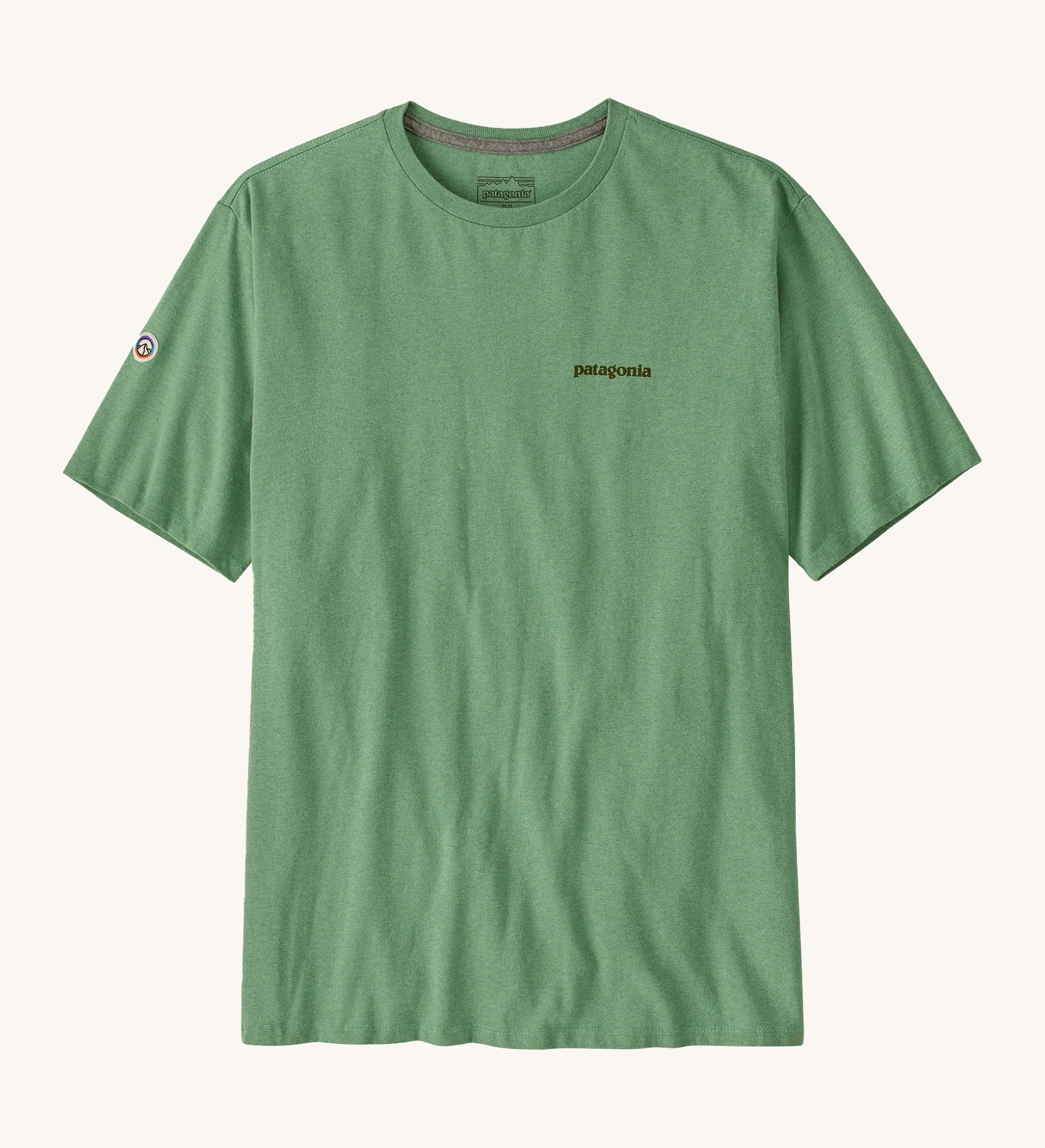 Patagonia mens Fitz roy responsibili top. A green cotton long sleeve t-shirt showing the brand name printed on the left chest and a small badge icon on the right sleeve.