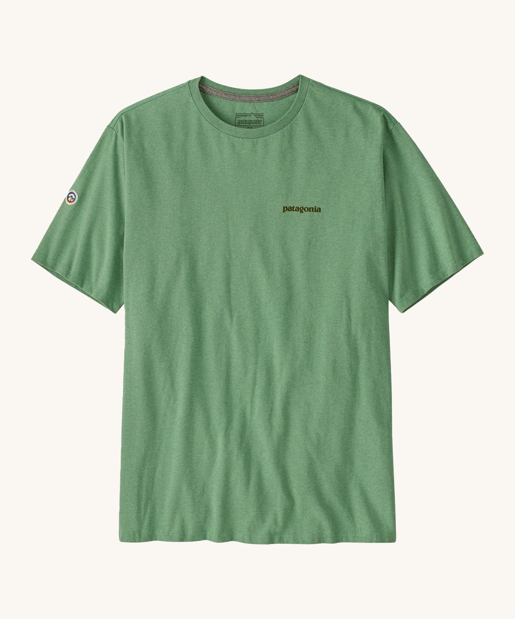 Patagonia mens Fitz roy responsibili top. A green cotton long sleeve t-shirt showing the brand name printed on the left chest and a small badge icon on the right sleeve.