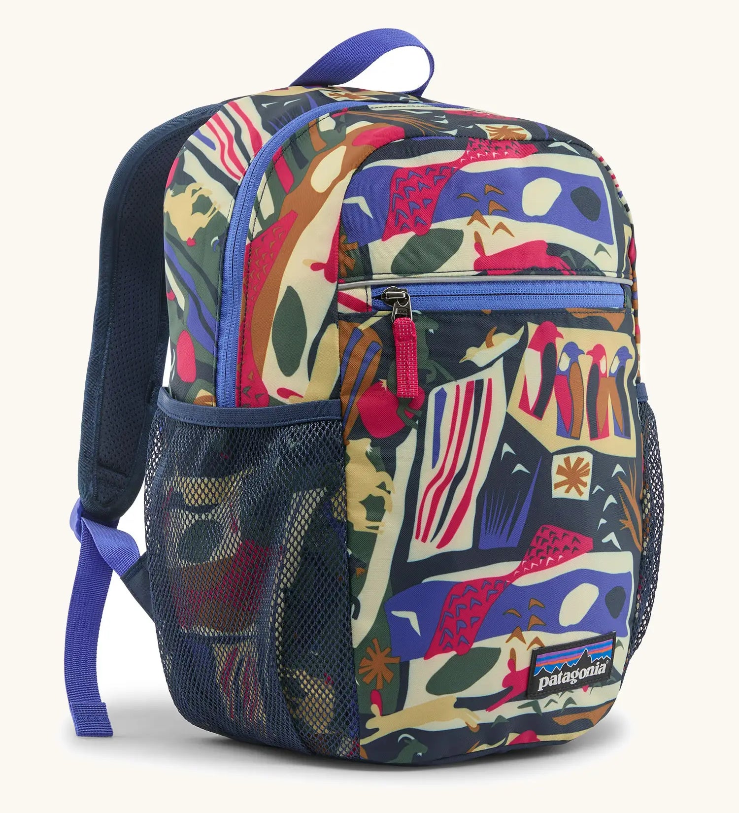 Patagonia 15 litres kids refugito day pack backpack in a let's chat pattern with new navy colour. Zipped main compartment with zipped front pocket and two mesh side pocket bottle holders on the sides. 