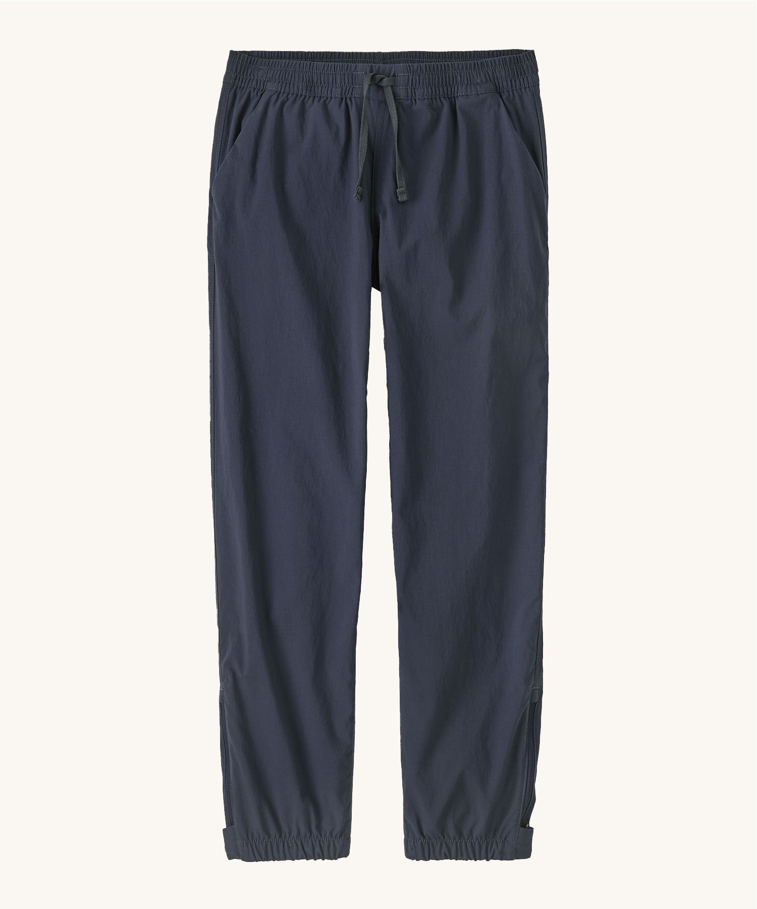 Patagonia kids quandry pants in smolder blue colour. Waterproof trousers features a elasticated leg cuffs and a adjusatable drawstring waistband